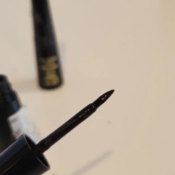 2 golden rose dilpliner eyeliners in shade black - Picture 3 of 3